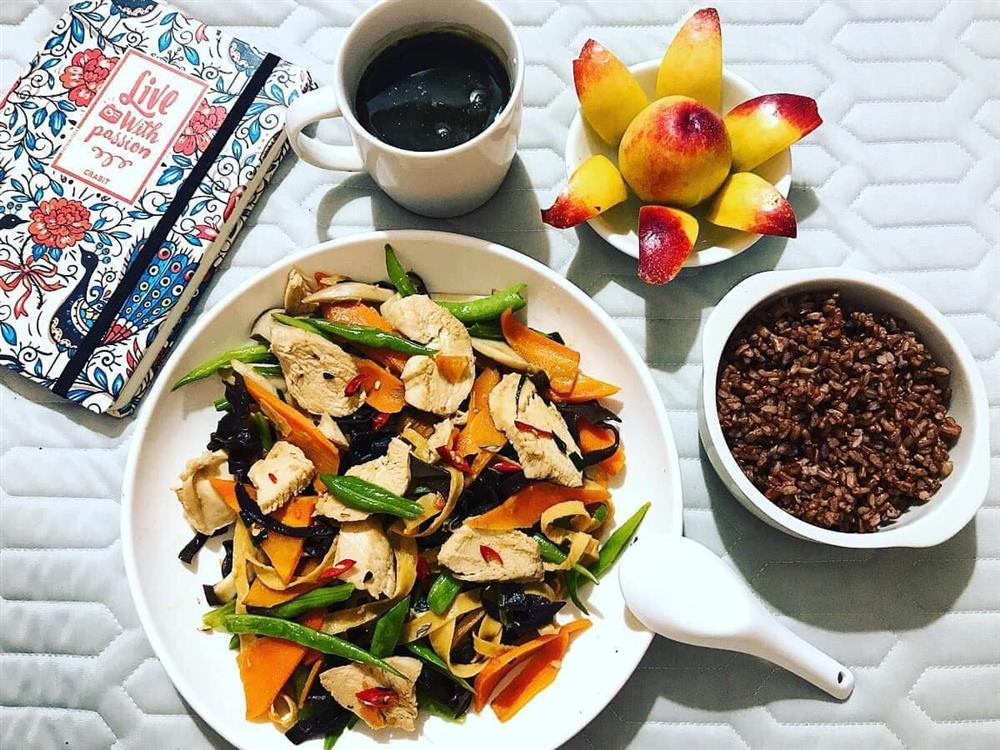 Sống một mình, sinh viên 9x khoe bữa ăn tự nấu đầy đặn như nhà đông người-7