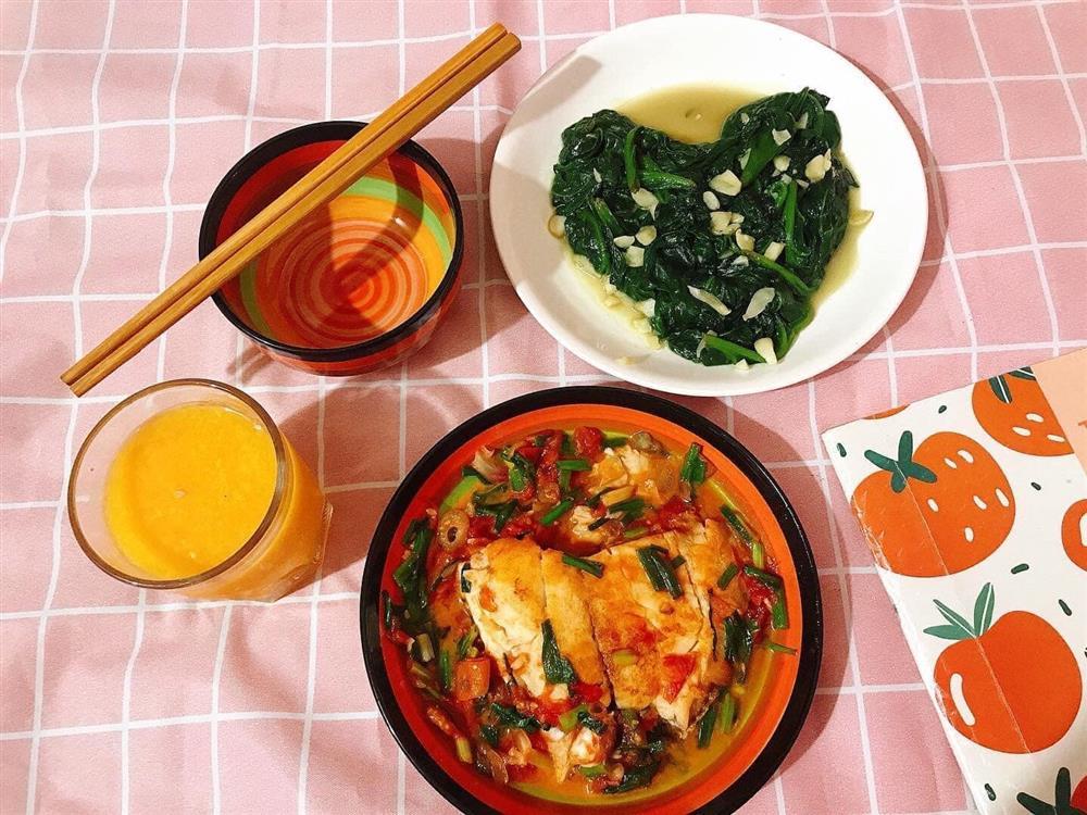 Sống một mình, sinh viên 9x khoe bữa ăn tự nấu đầy đặn như nhà đông người-12