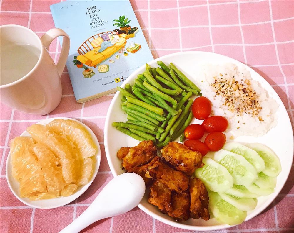 Sống một mình, sinh viên 9x khoe bữa ăn tự nấu đầy đặn như nhà đông người-13