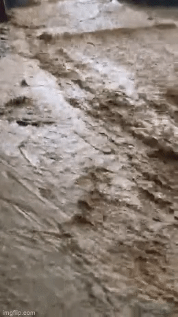 Dòng nước chảy xiết do mưa lớn, cuốn trôi xe máy giữa đường ở Sa Pa-1