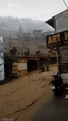 Dòng nước chảy xiết do mưa lớn, cuốn trôi xe máy giữa đường ở Sa Pa-2