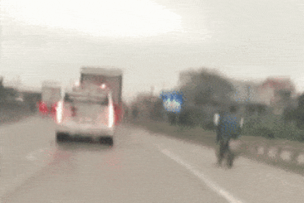 Clip: Nửa đêm, em bé chạy sang đường bị xe máy tông trực diện-3