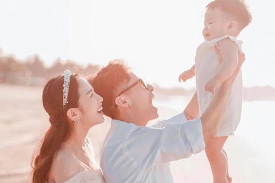 Cháu ngoại Minh Nhựa lần đầu lộ diện gương mặt đáng yêu