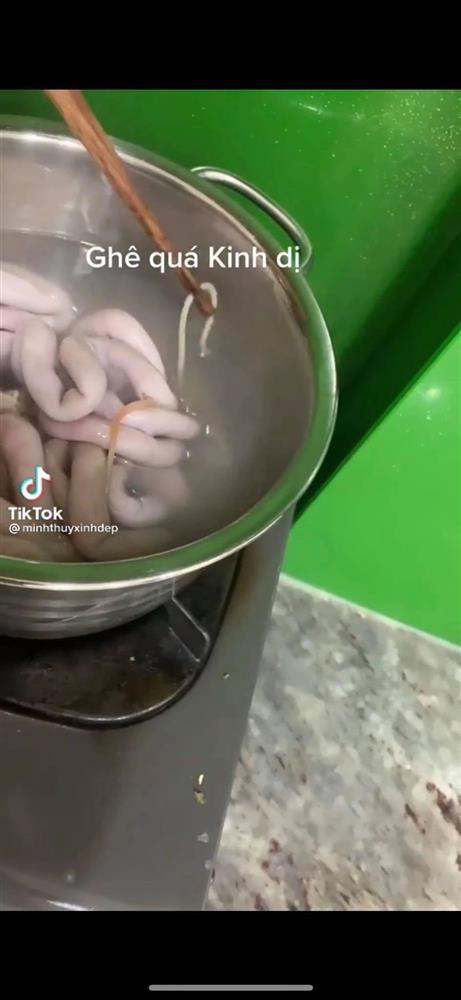 Ám ảnh 2 con sán dài ngoẵng ngoe nguẩy trong nồi lòng luộc-2