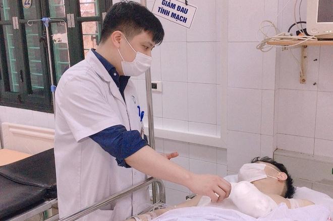 Nam công nhân 21 tuổi bị máy dập nghiền nát, cắt bỏ 4 ngón tay-1