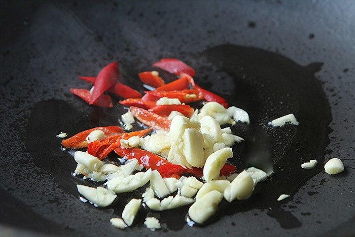 Rau bí xào cứ bị úa vàng, đầu bếp mách tuyệt chiêu rau luôn xanh lại giòn ngon-3