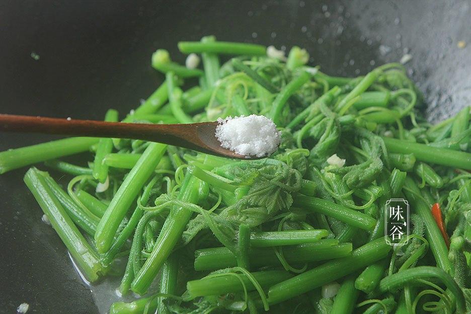 Rau bí xào cứ bị úa vàng, đầu bếp mách tuyệt chiêu rau luôn xanh lại giòn ngon-5