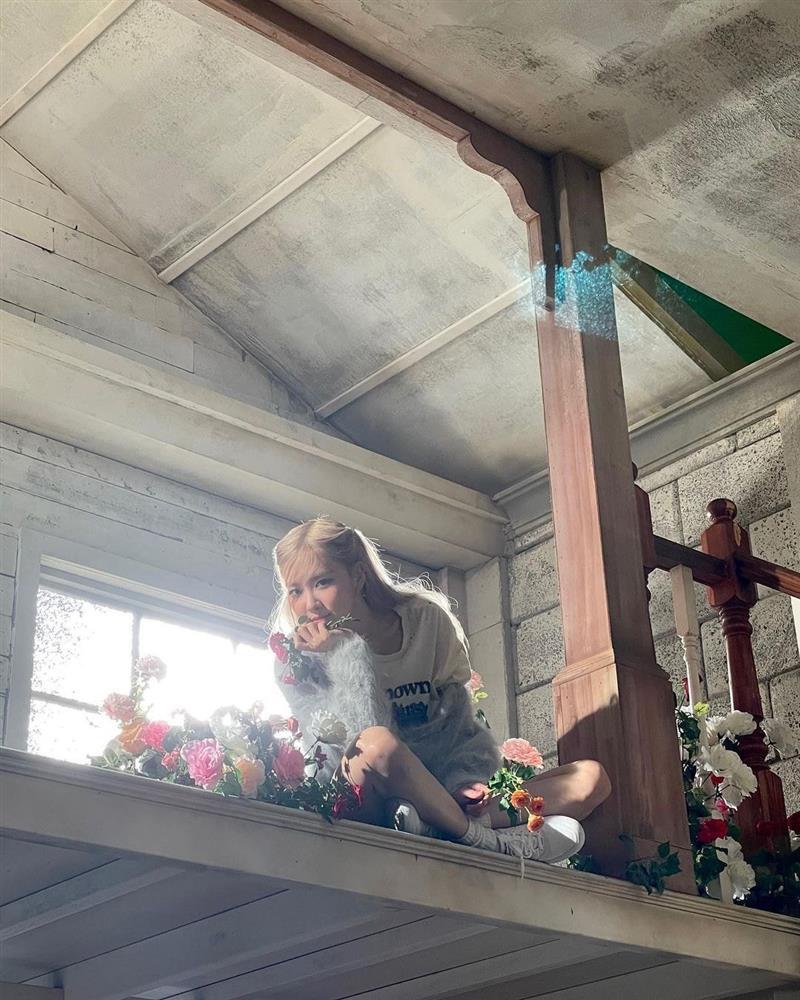 Netizens nói gì về khí chất của Rosé đang khiến MXH Hàn điên đảo?-9