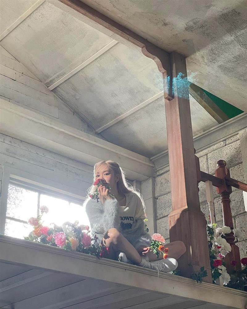 Netizens nói gì về khí chất của Rosé đang khiến MXH Hàn điên đảo?-27