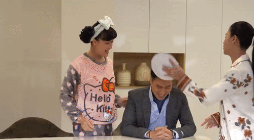 Thu Trang kể hậu trường hài hước màn úp đĩa mì lên đầu Việt Anh-1