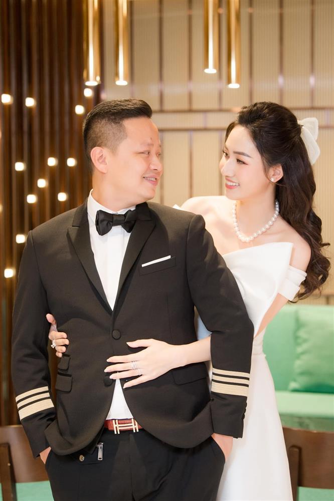 Dự tiệc kỷ niệm cưới Trà My, Thanh Tú lồng lộn ngang nhân vật chính-2