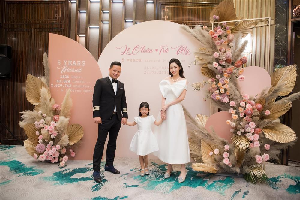 Dự tiệc kỷ niệm cưới Trà My, Thanh Tú lồng lộn ngang nhân vật chính-3