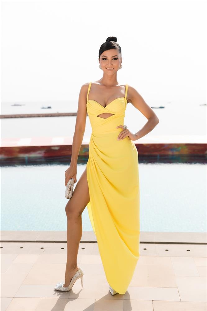 Diện váy khoét trên xẻ dưới, HHen Niê lộ nội y còn hớ hênh vòng 3-2