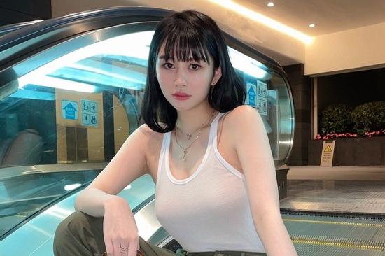 Con gái 'bom sex' Khâu Thục Trinh gợi cảm ngang ngửa mẹ