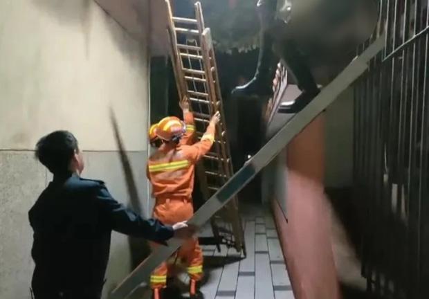 Trèo vào ký túc xá, nữ sinh mắc kẹt vòng 3 vào hàng rào-1