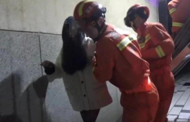 Trèo vào ký túc xá, nữ sinh mắc kẹt vòng 3 vào hàng rào-2