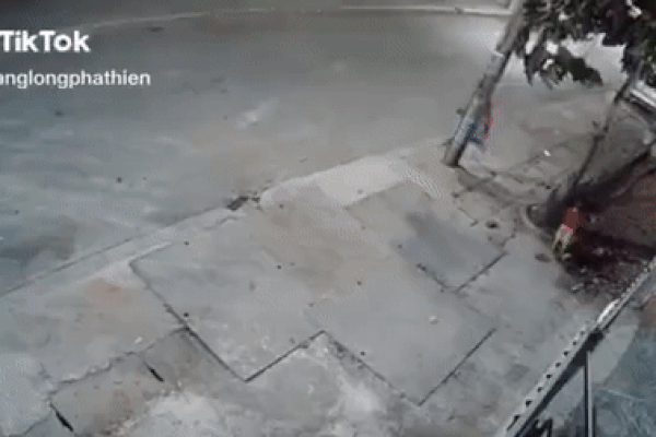 Clip: Nửa đêm, em bé chạy sang đường bị xe máy tông trực diện-1