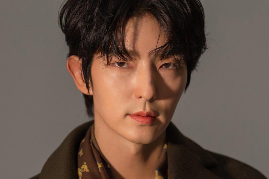 Lee Junki tiếp tục gia hạn hợp đồng với công ty quản lý Namoo Actors sau 7 năm hợp tác. Năm ngoái, anh gây ấn tượng khi trở lại với tác phẩm “Flower of Evil”.