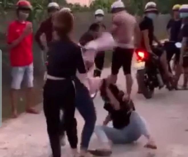 Nữ sinh lớp 7 bị bạn gái kẻ hiếp dâm mình đánh ghen, lột đồ, quay clip-1