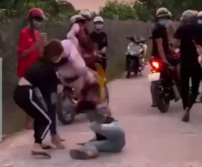 Nữ sinh lớp 7 bị bạn gái kẻ hiếp dâm mình đánh ghen, lột đồ, quay clip-2