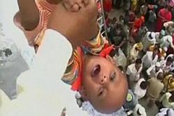 Ấn Độ: Treo cả nghìn em bé lên không trung để cầu may