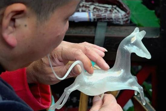 Món kẹo thổi từ đường mạch nha ở Trung Quốc