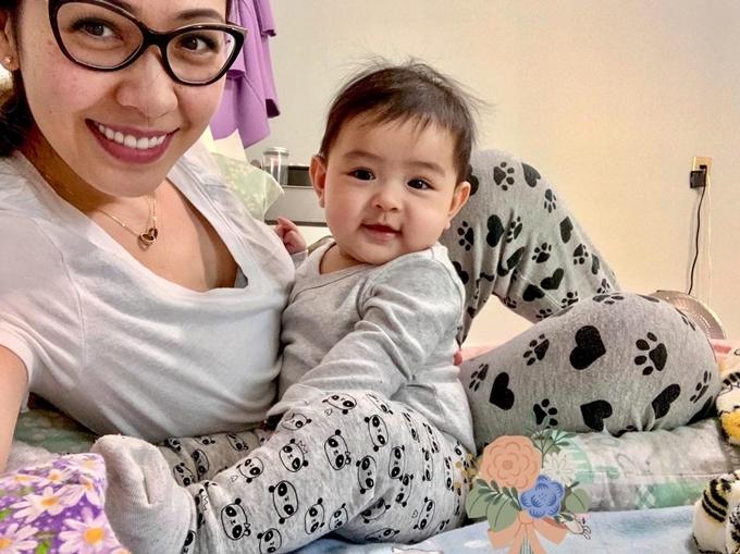 Hơn 8 tháng tuổi, bé Mèo đã ăn dặm được 4 tháng nhưng vẫn duy trì bú sữa mẹ. Nhờ vậy, bé có cặp má phúng phính thơm mùi sữa, chân tay tròn trịa, nhiều ngấn.