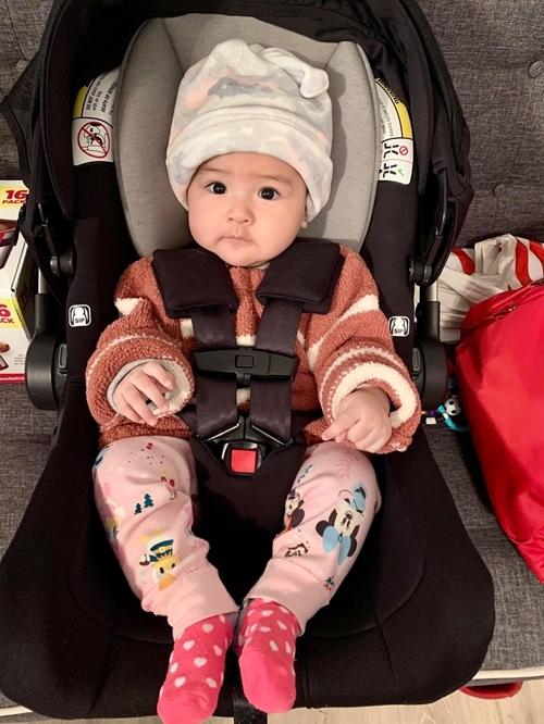 Ở nhà, Mèo được chăm sóc theo phương pháp do hoa hậu Bình Phương đúc rút từ kinh nghiệm của người Việt và người Mỹ. Những quan điểm nuôi dạy con này hướng đến sự tự lập cho bé nhưng vẫn xây dựng sự gắn kết giữa bố mẹ và con.