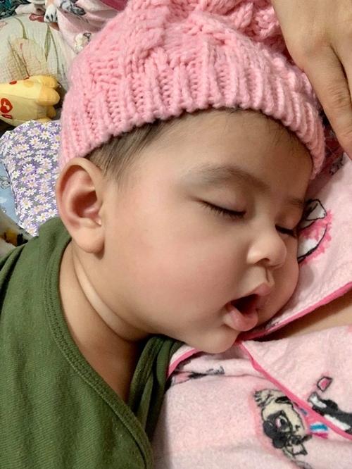 Có lúc, bé ngủ gục trên ngực mẹ khi đang nghe bố kể chuyện.