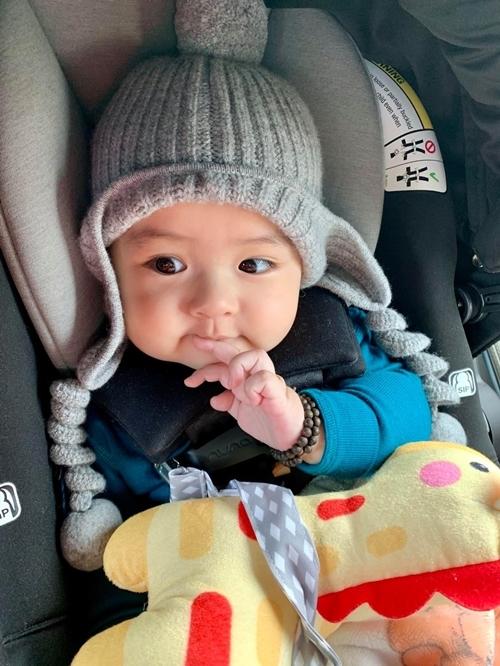 Theo Đức Tiến, trẻ con tròn 1 tuổi là đủ lớn để đến trường. Trước đó, anh cố gắng rèn cho con những thói quen sinh hoạt tốt để bé dễ dàng thích nghi trong môi trường mới.