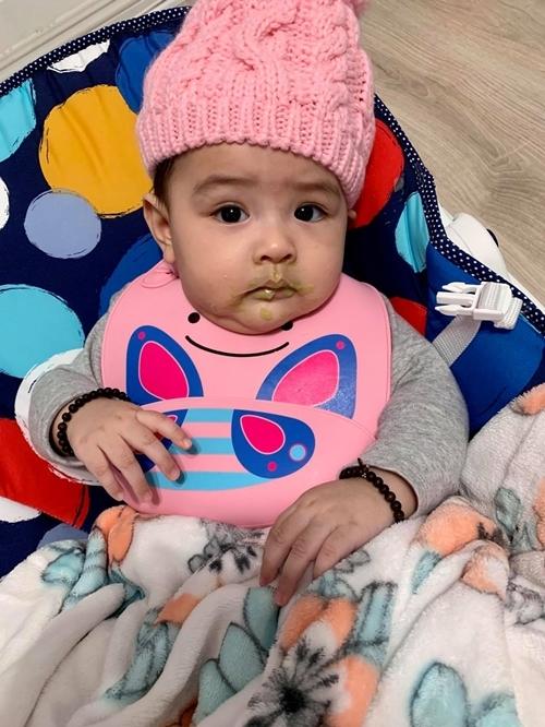 Bé Mèo với gương mặt lem nhem khi ăn dặm bằng bột rau củ.