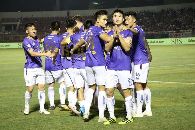 Ngô Hoàng Thịnh đi bóng rợn người, đốn Hùng Dũng gãy chân-4