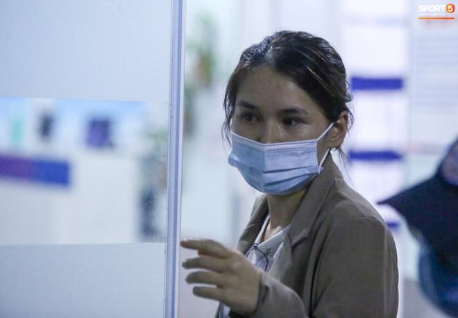 Vợ Hùng Dũng khóc nghẹn, bay vào thăm chồng ngay trong đêm-3