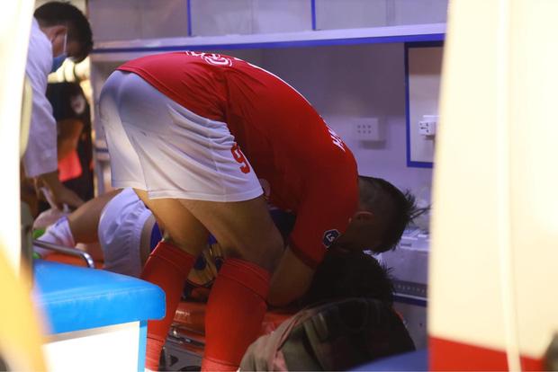 Vợ Hùng Dũng khóc nghẹn, bay vào thăm chồng ngay trong đêm-5