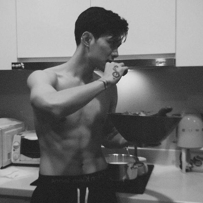 Ngắm body lẫn thời trang của Anh Tú, chị em không khỏi mlem-1