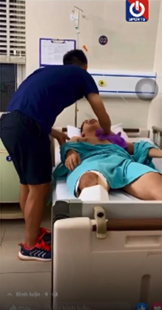 Ảnh mới nhất của Hùng Dũng trước khi lên bàn phẫu thuật vì chấn thương-2