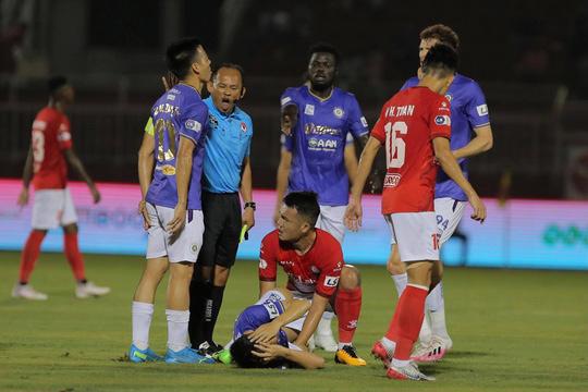 Ngô Hoàng Thịnh có thể bị cấm thi đấu 2 năm vì làm Hùng Dũng gãy chân-3