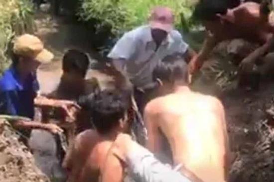 Chui vào cống thoát nước, người đàn ông ngạt thở chết