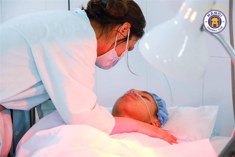 Hùng Dũng mê man sau ca phẫu thuật-1