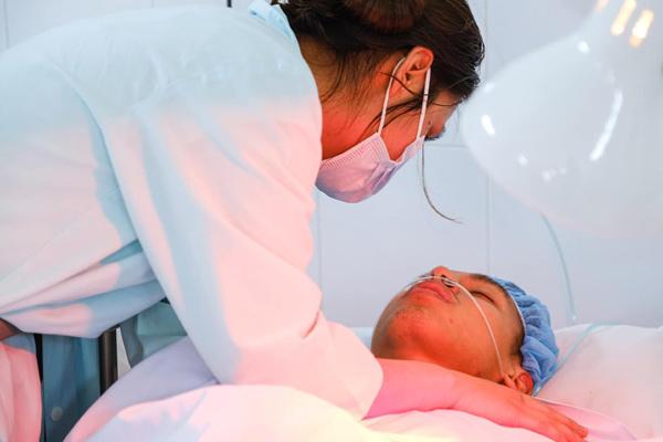 Ngồi nhà xem tivi, Quang Hải sốc nặng khi Hùng Dũng bị chấn thương-5