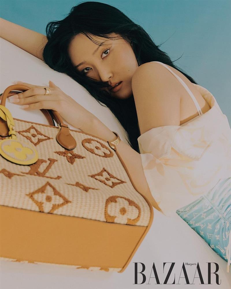 Diện cùng mẫu váy, em út sexy nhất Kpop khiến Nayeon (TWICE) muối mặt-7