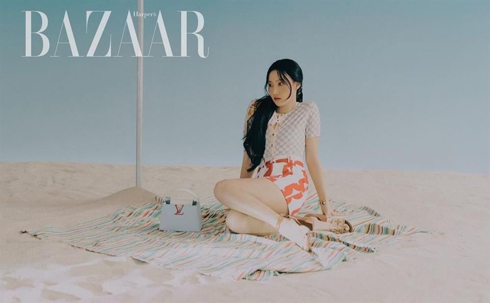 Diện cùng mẫu váy, em út sexy nhất Kpop khiến Nayeon (TWICE) muối mặt-8