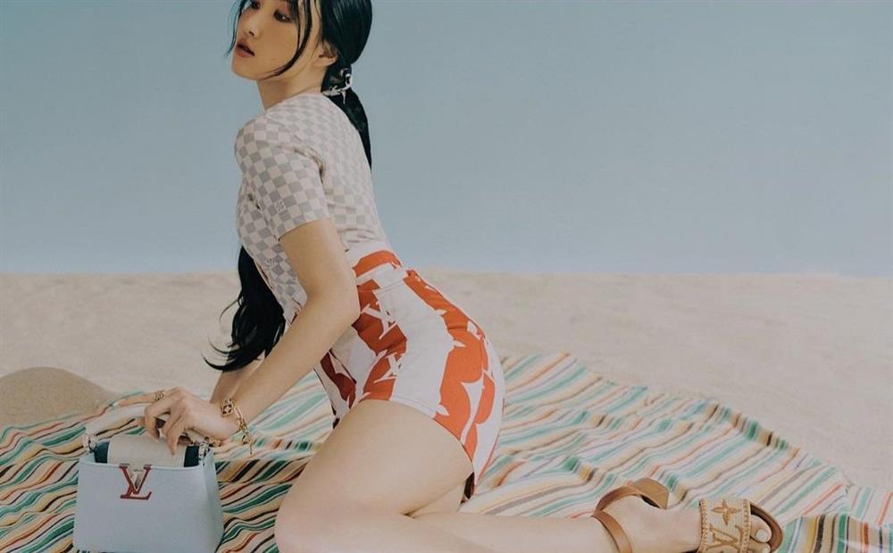 Diện cùng mẫu váy, em út sexy nhất Kpop khiến Nayeon (TWICE) muối mặt-9