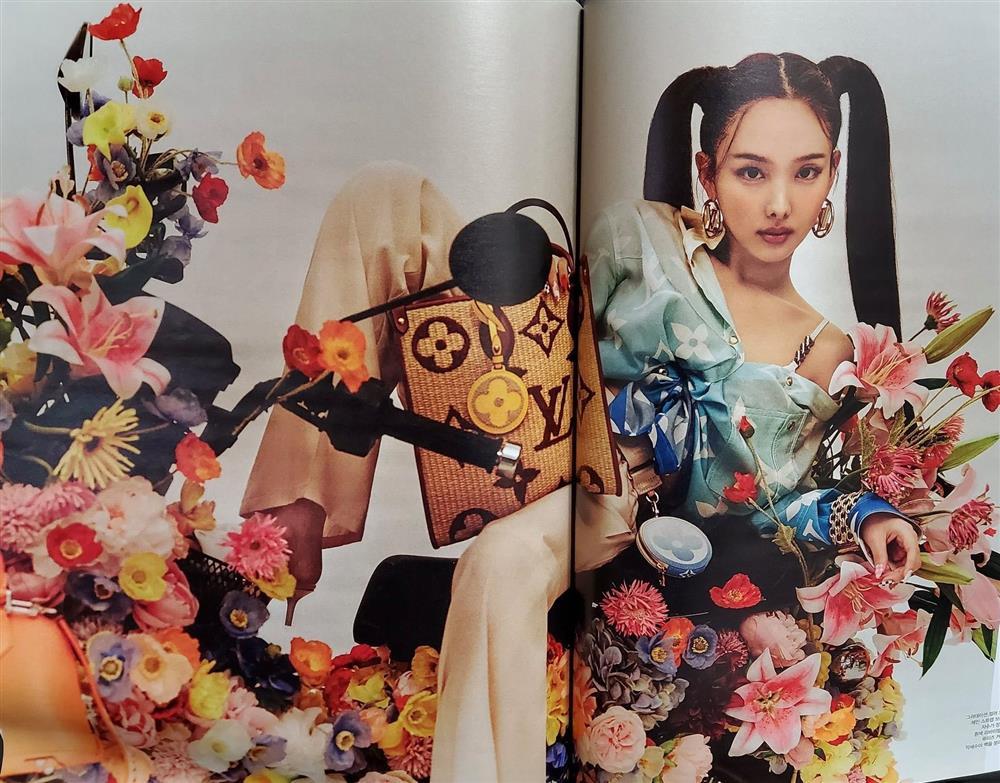 Diện cùng mẫu váy, em út sexy nhất Kpop khiến Nayeon (TWICE) muối mặt-15