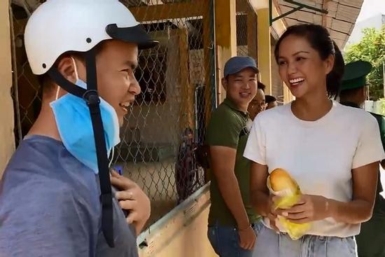 Khán giả chạy xe máy tìm H'Hen Niê, tặng bánh mì bình dân