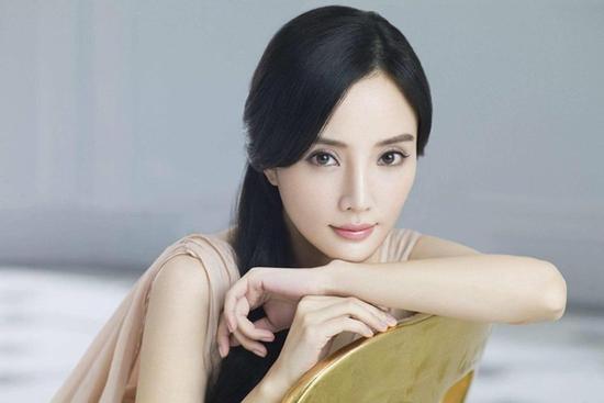 Rộ tin Lý Tiểu Lộ bị lừa 43 tỷ vì tìm đường quay lại showbiz