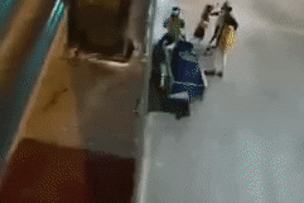 Nửa đêm, nhóm nam nữ gào thét ầm ĩ, hành hung vợ chồng già