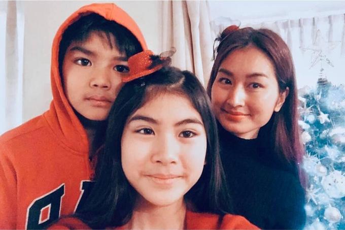 Hiện tổ ấm của Uyển Nhi có 2 con: Mira Minh Anh và Bern Bảo Anh. Theo người đẹp, việc chăm con nhỏ đòi hỏi rất nhiều sự kiên nhẫn, cố gắng do đó cô muốn toàn tâm toàn sức, lên thời khóa biểu chi tiết cùng con. Chưa kể, gia đình Uyển Nhi không có người giúp việc. Do đó, mọi công việc hầu như do cô đảm nhận, đôi khi cả các việc nặng nhọc cũng phải làm nốt khi cần thiết.