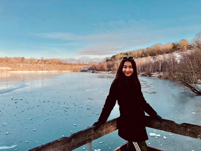 Sang Đan Mạch sinh sống, Uyển Nhi quyết tâm tạo dựng một cuộc sống mới. Cô cố gắng tốt nghiệp chương trình Thạc sĩ Kinh tế, Tâm lý học và khoa học thần kinh (Trường Business Copenhagen). Sau đó, người đẹp theo đuổi công việc Chuyên viên tư vấn tài chính tại nhiều công ty lớn.