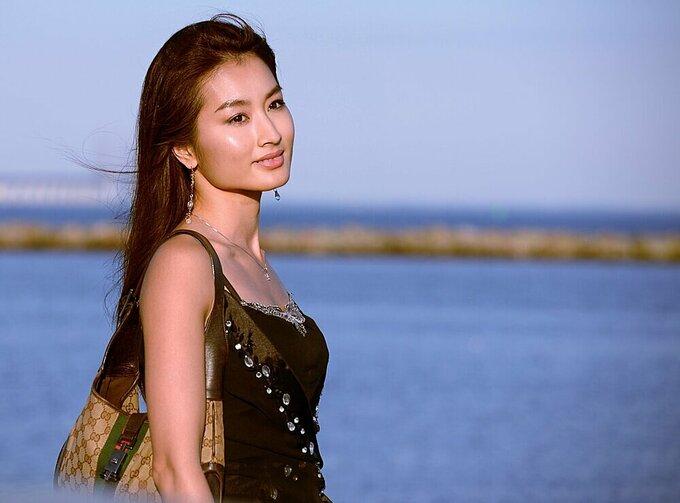 Cô bảo bản thân luôn cố gắng sống chính trực, lạc quan và yêu đời. Ngoài ra, bà mẹ 2 con ăn uống khoa học, tập luyện thể thao ít nhất 3 buổi/tuần để giữ gìn sắc vóc.